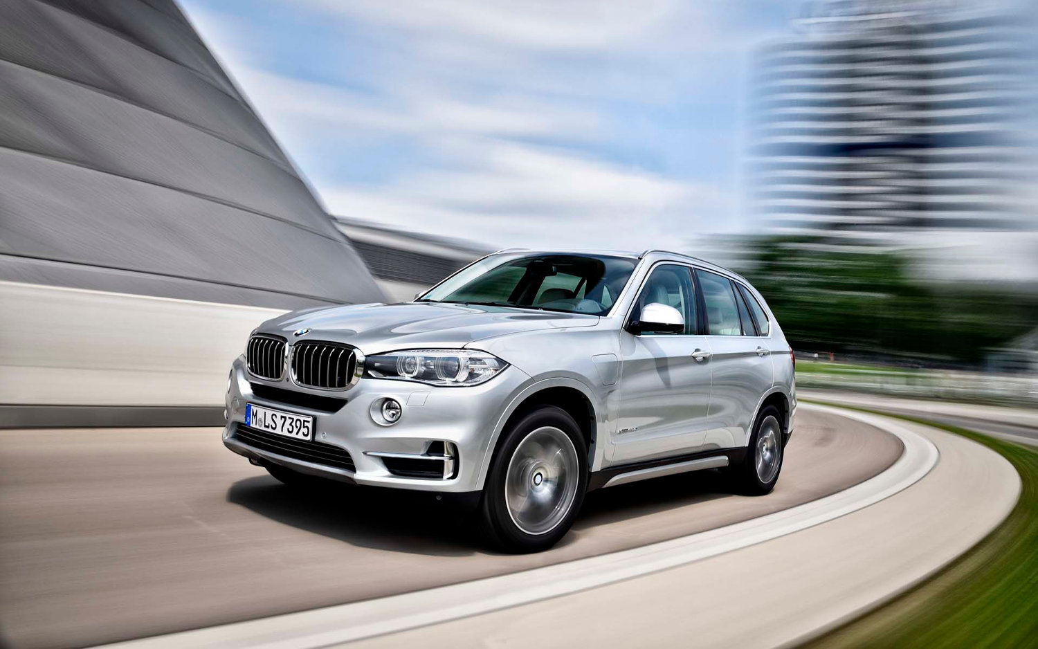 Comparison BMW X5 xDrive50i 2017 vs Toyota Highlander LE 2017